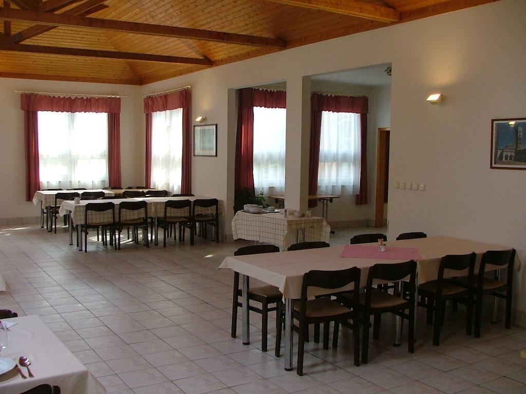 Martineum Felnottkepzo Akademia Pansiyon Szombathely Dış mekan fotoğraf